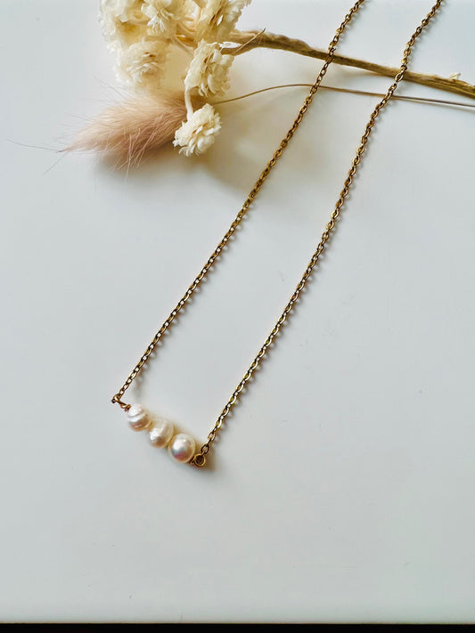 Cielo Pearl Bar Necklace